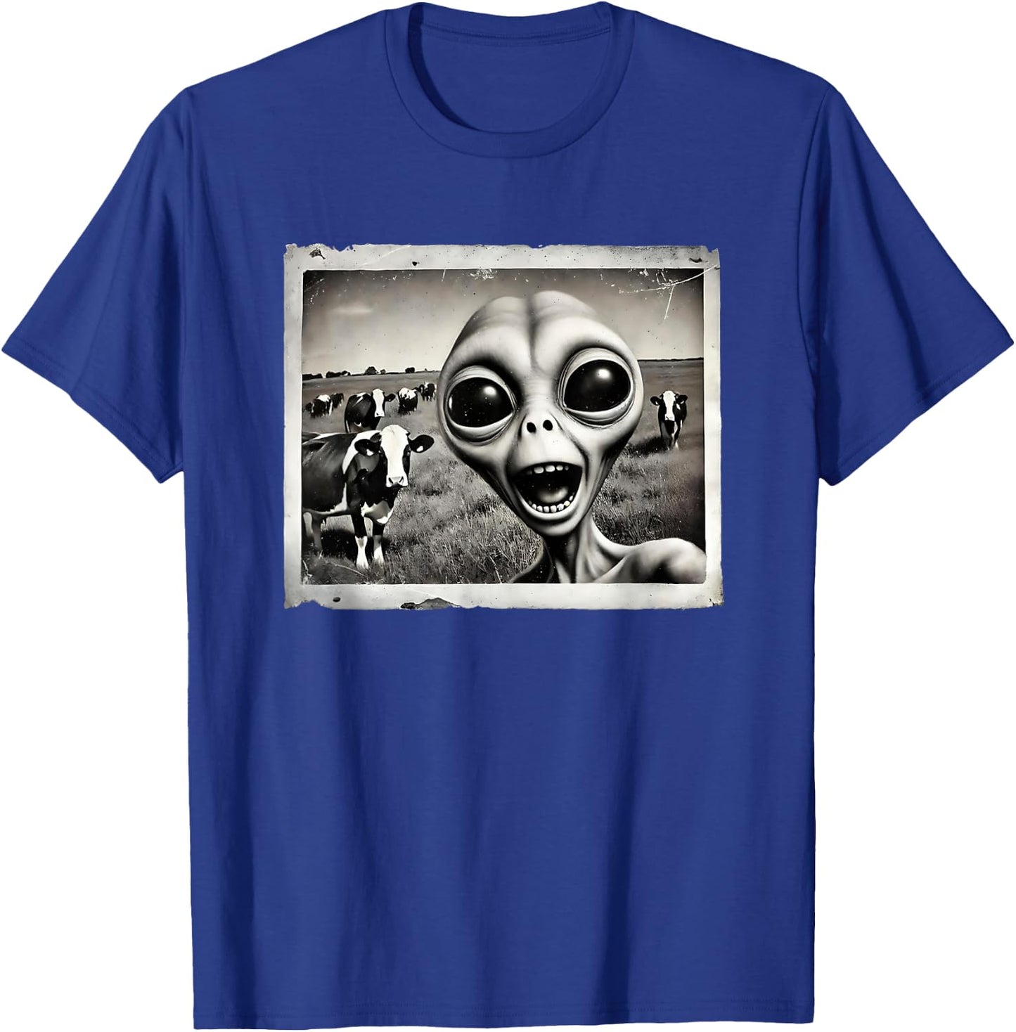 Funny Alien Selfie With Cows UFO Sci-Fi Humor T-Shirt - T-Shirt | Royal