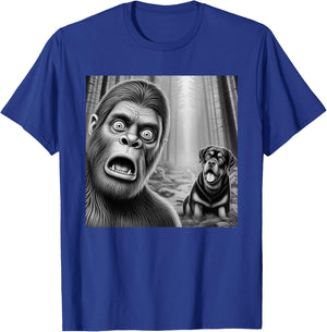 Surprised Bigfoot selfie with rottweiler sasquatch funny T-Shirt - T-Shirt | Royal